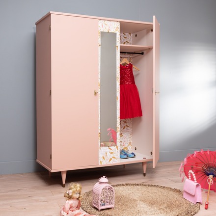 Armoire penderie vintage rose et détails laiton