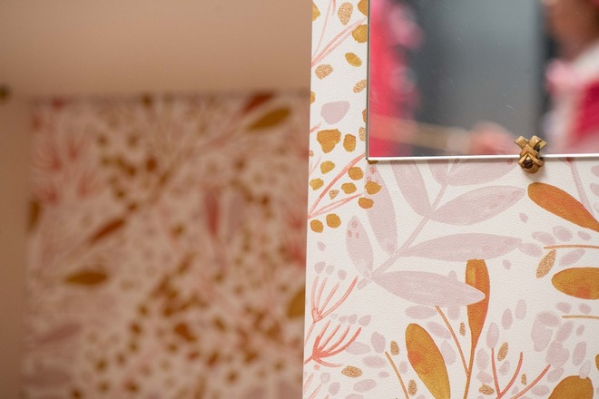 Armoire penderie vintage rose et détails laiton