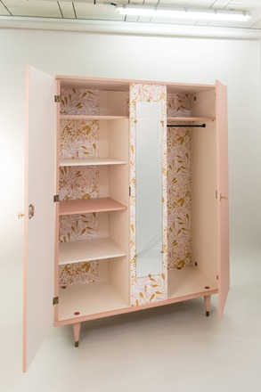 Armoire penderie vintage rose et détails laiton