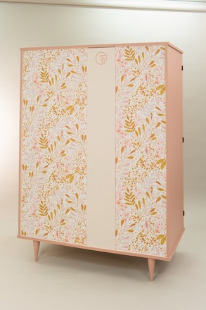 Armoire penderie vintage rose et détails laiton