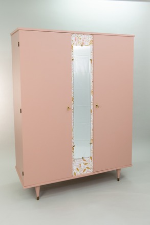 Armoire penderie vintage rose et détails laiton