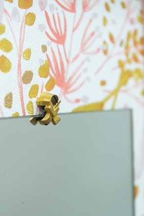 Armoire penderie vintage rose et détails laiton