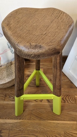 Tabouret tripode bicolore bois et Mojito vert fluo