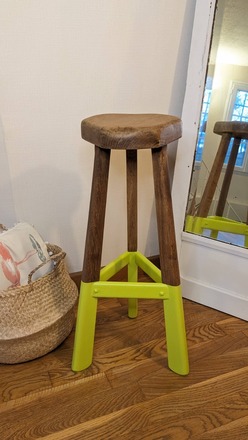 Tabouret tripode bicolore bois et Mojito vert fluo
