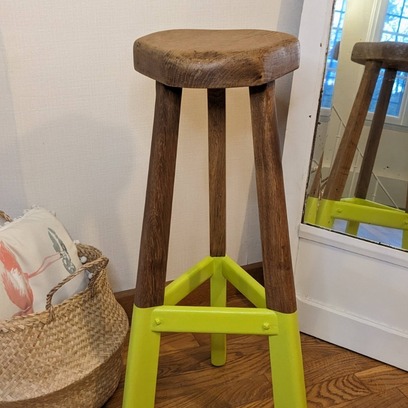 Vente avec paiement en ligne: Tabouret tripode bicolore bois et Mojito vert fluo