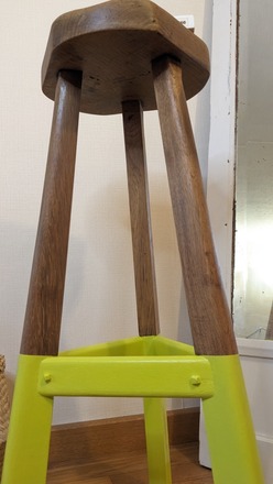 Tabouret tripode bicolore bois et Mojito vert fluo