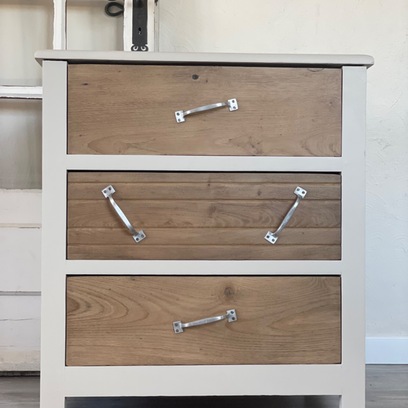 Vente avec paiement en ligne: Commode Eugénie teinte Lin et poignées asymétriques