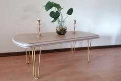 Vente avec paiement en ligne: Table basse upcyclée avec pieds épingles dorés, NAO