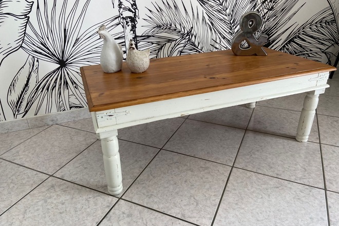 Table basse patinée blanche effet vieilli