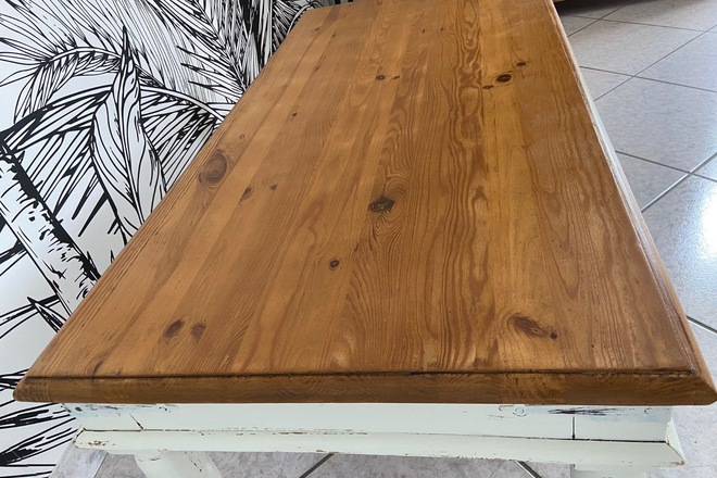 Table basse patinée blanche effet vieilli