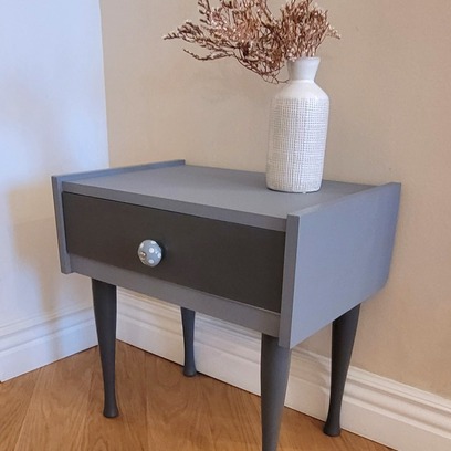 Vente avec paiement en ligne: Chevet ancien relooké gris bleuté