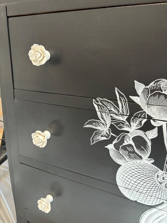 Commode noire mat et poignées de rose