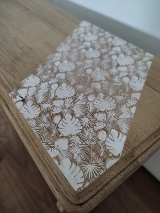 Porte-revues bois et blanc motif végétal