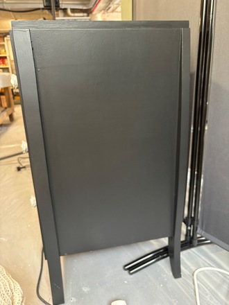 Commode noire mat et poignées de rose