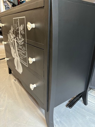 Commode noire mat et poignées de rose