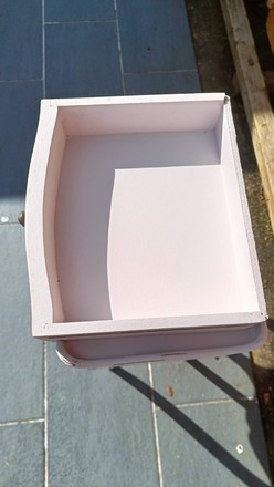 Chevet trois tiroirs patiné rose