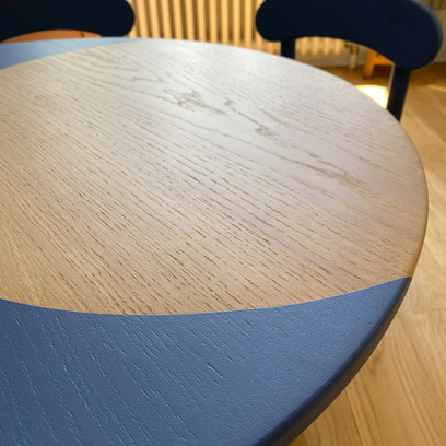 Vente avec paiement en ligne: Table et chaises enfant en chêne relookées bleue pop