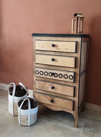 Chiffonnier 5 tiroirs bois naturel décoré de noir