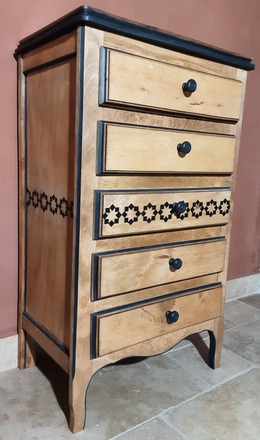 Chiffonnier 5 tiroirs bois naturel décoré de noir