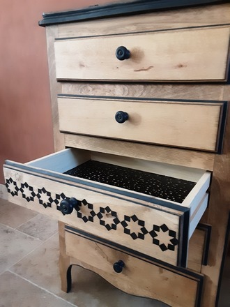 Chiffonnier 5 tiroirs bois naturel décoré de noir
