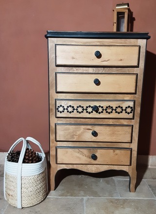 Chiffonnier 5 tiroirs bois naturel décoré de noir