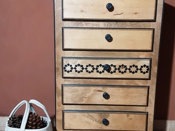 Vente avec paiement en ligne: Chiffonnier 5 tiroirs bois naturel décoré de noir