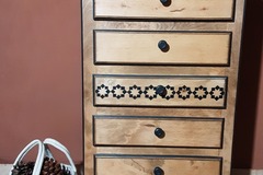 Vente avec paiement en ligne: Chiffonnier 5 tiroirs bois naturel décoré de noir