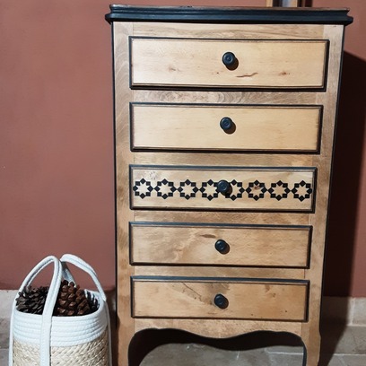 Vente avec paiement en ligne: Chiffonnier 5 tiroirs bois naturel décoré de noir