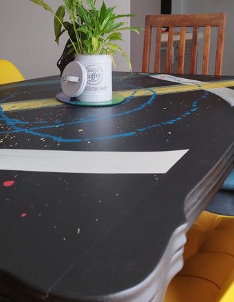Table à manger style Louis XV aux couleurs contemporaines