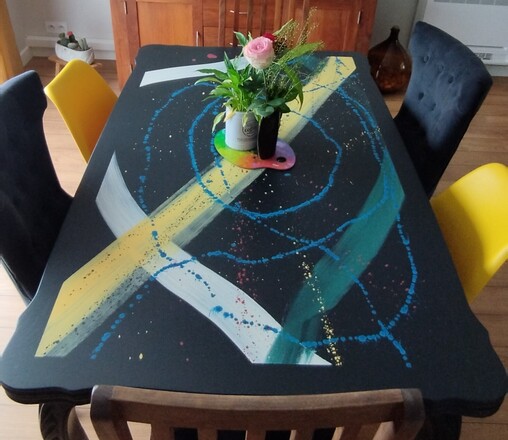 Table à manger style Louis XV aux couleurs contemporaines