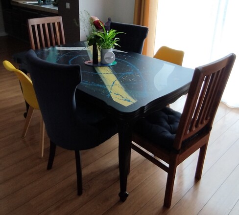 Table à manger style Louis XV aux couleurs contemporaines