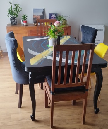 Table à manger style Louis XV aux couleurs contemporaines