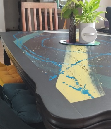 Table à manger style Louis XV aux couleurs contemporaines