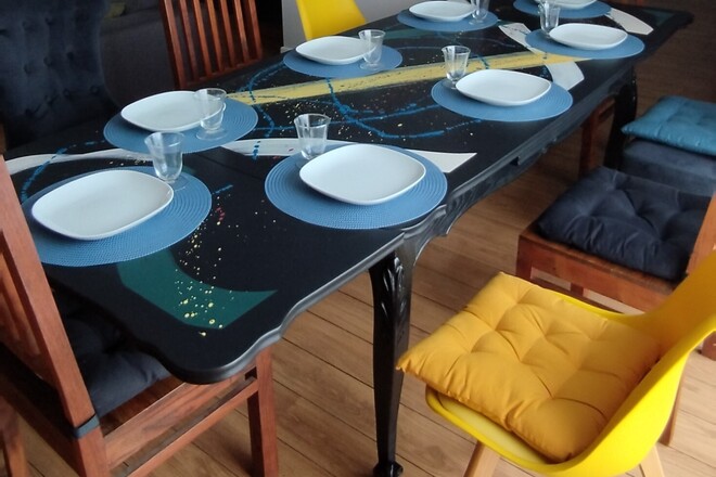 Table à manger style Louis XV aux couleurs contemporaines