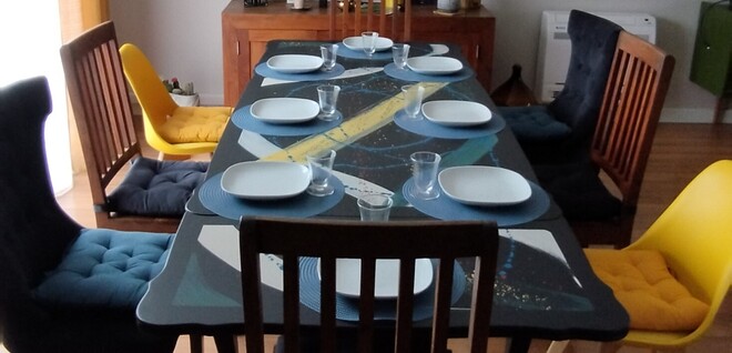 Table à manger style Louis XV aux couleurs contemporaines