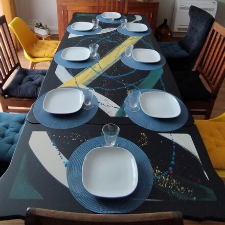 Table à manger style Louis XV aux couleurs contemporaines
