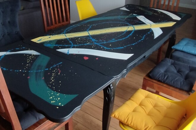 Table à manger style Louis XV aux couleurs contemporaines