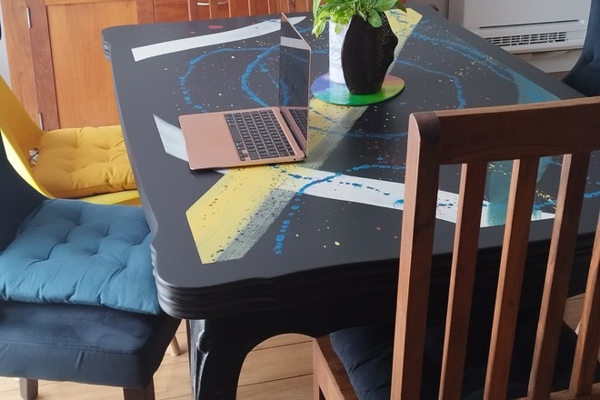 Table à manger style Louis XV aux couleurs contemporaines