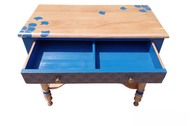 Console bois poétique relookée aux motifs bleu intense