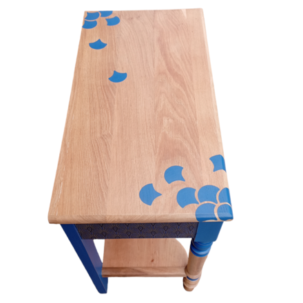 Console bois poétique relookée aux motifs bleu intense