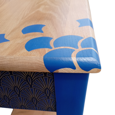 Console bois poétique relookée aux motifs bleu intense