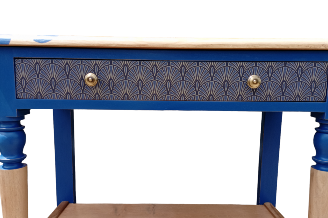 Console bois poétique relookée aux motifs bleu intense