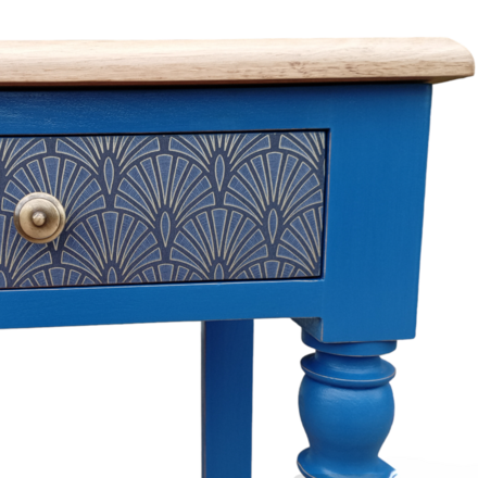 Console bois poétique relookée aux motifs bleu intense