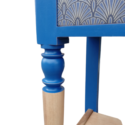 Console bois poétique relookée aux motifs bleu intense