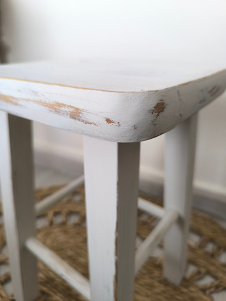 Tabouret ancien patiné blanc écume