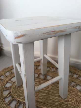 Tabouret ancien patiné blanc écume