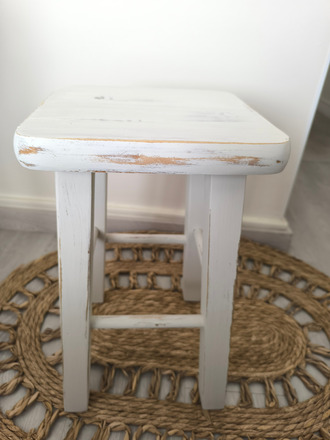 Tabouret ancien patiné blanc écume