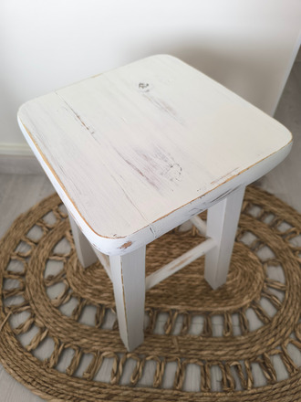 Tabouret ancien patiné blanc écume