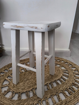 Tabouret ancien patiné blanc écume