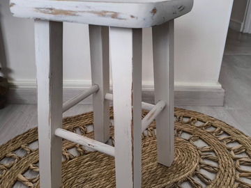Vente avec paiement en ligne: Tabouret ancien patiné blanc écume